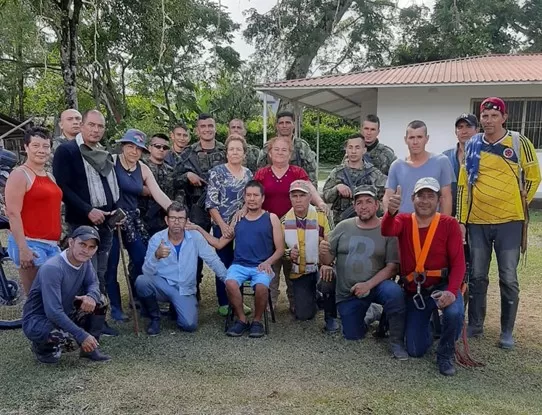 Soldados de la Sexta Brigada del Ejército Nacional, ubican a un hombre que llevaba nueve días desaparecido