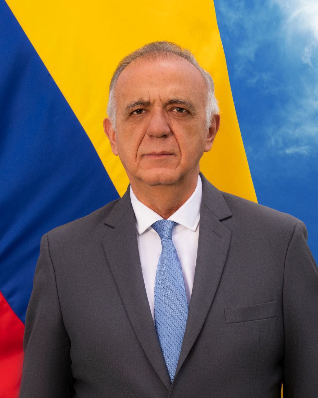 2   Ministro de Defensa Nacional