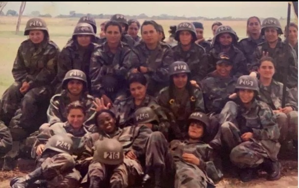 Primer curso femenino de paracaidismo militar