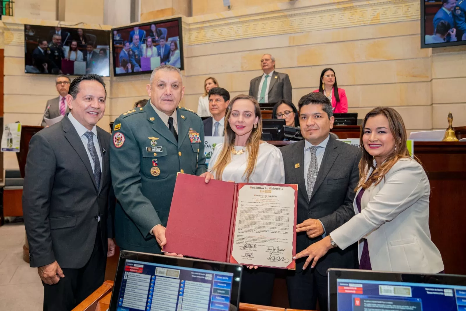 Ejército Nacional recibió reconocimiento empresarial por parte del Congreso de la República