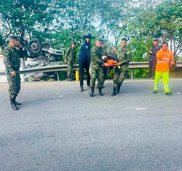 Soldados de Tolemaida,  auxiliaron familia accidentada en la vía 40, frente a guarnición militar