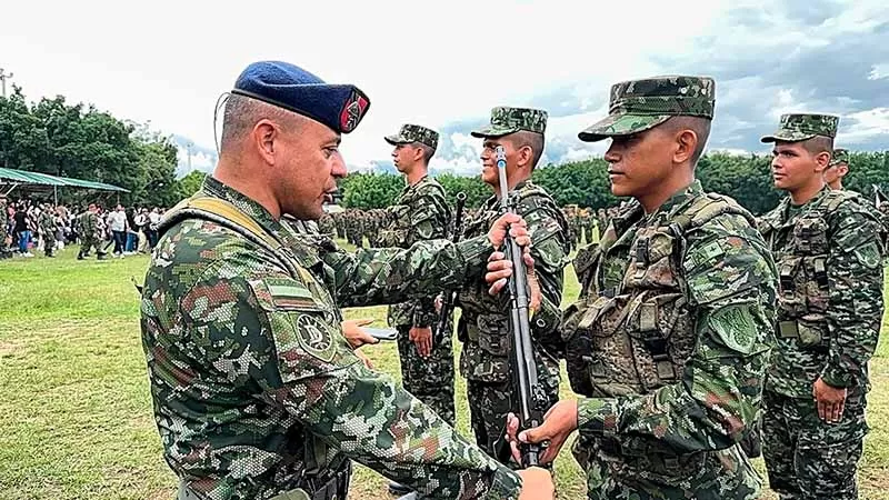 Ceremonia de entrega de armas, un acto simbólico que representa compromiso y dedicación patrio
