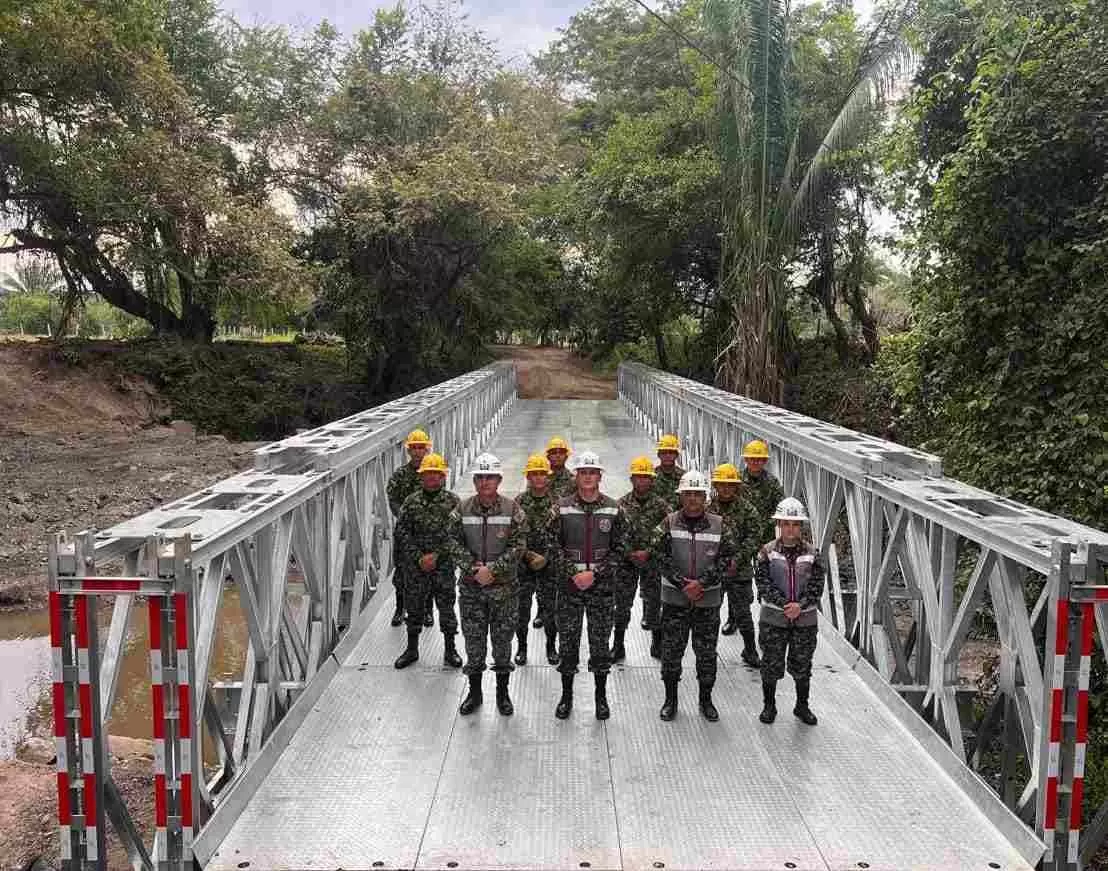 Ejército Nacional mejora la conectividad entre San Luis y Ortega en el Tolima, con la entrega de un nuevo puente