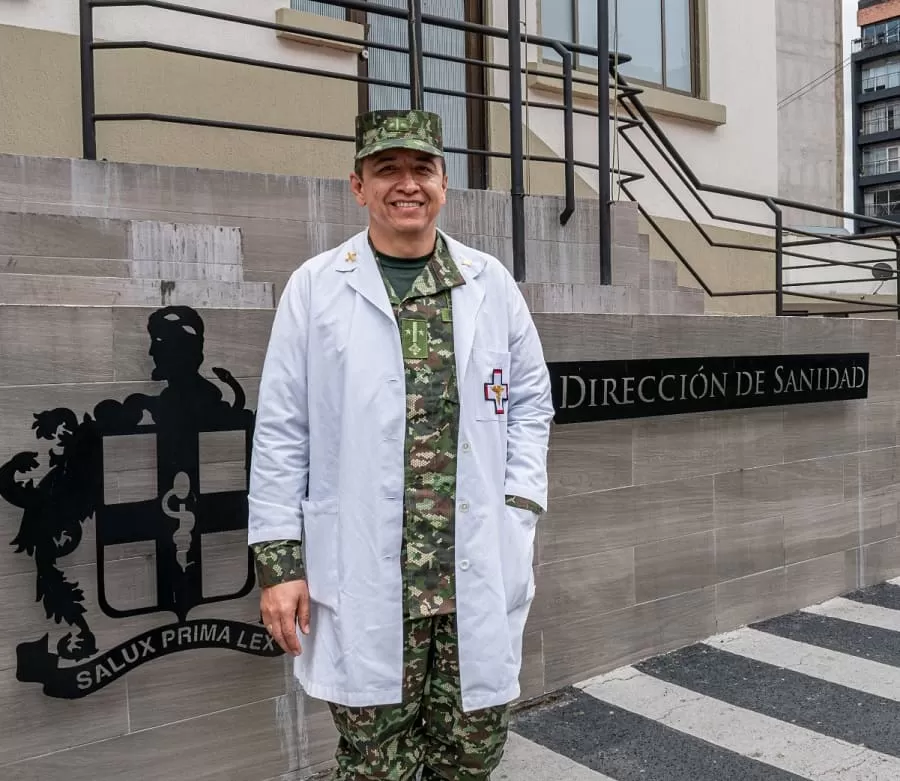 El coronel médico Becerra del Ejército Nacional devuelve la vida a padres y la esperanza a sus familias