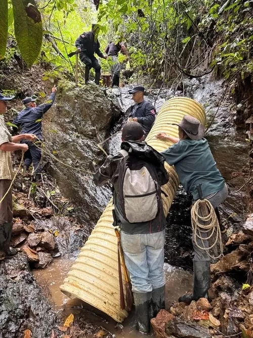 Soldados del Batallón de Ingenieros de Desminado Humanitario N.º 6 apoyan a la comunidad en Pueblo Rico, Risaralda