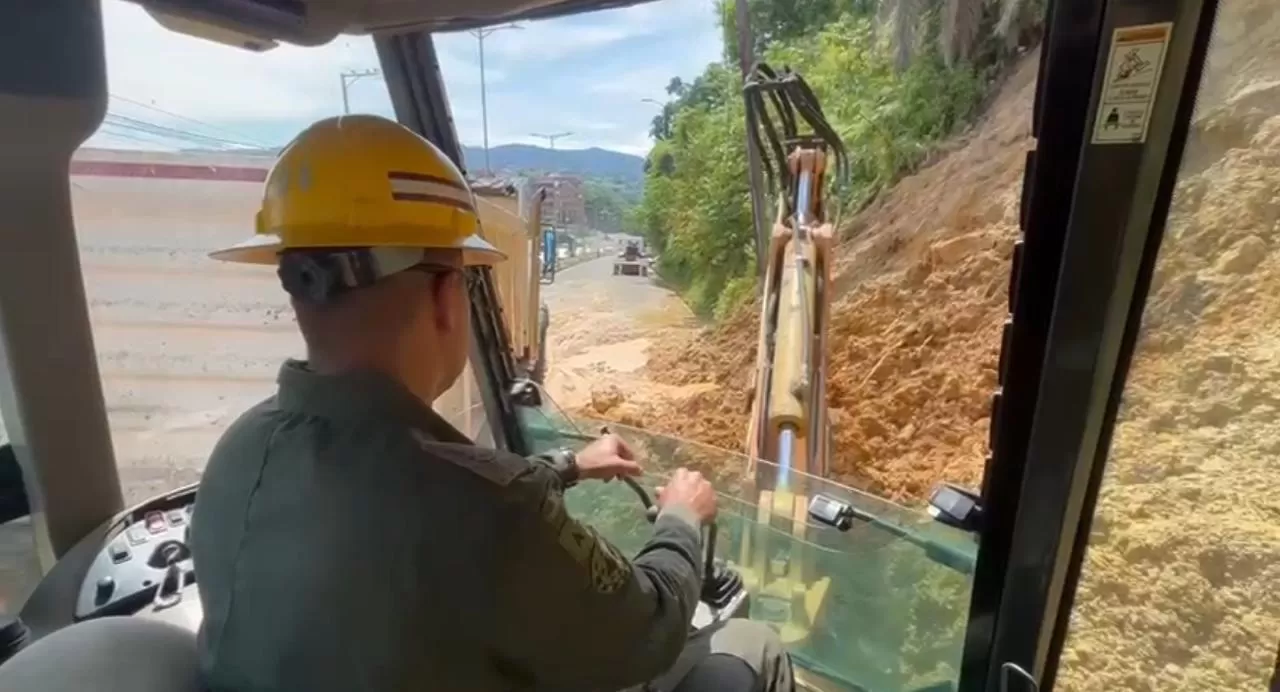 Ingenieros Militares del Ejército Nacional atienden emergencia por deslizamiento en la avenida Circunvalar de Florencia, Caquetá