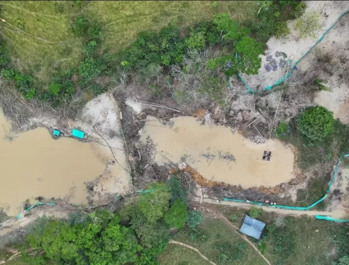 Ejército Nacional asesta contundente golpe a la minería ilegal en Curillo y Solita, Caquetá: siete capturados e inutilización de maquinaria sobre el río Caquetá