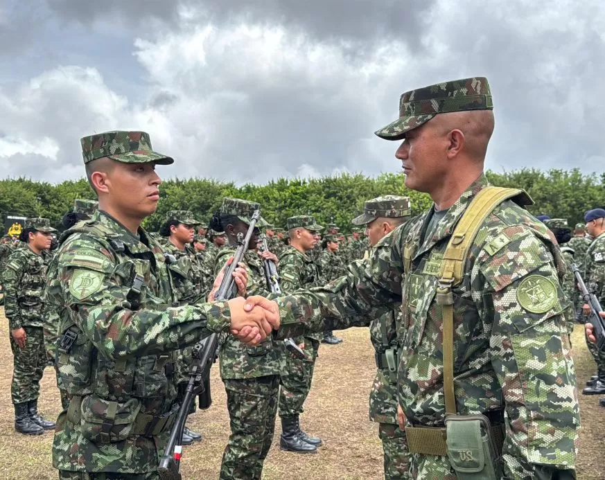 Con honor, jóvenes colombianos recibieron las armas de la patria