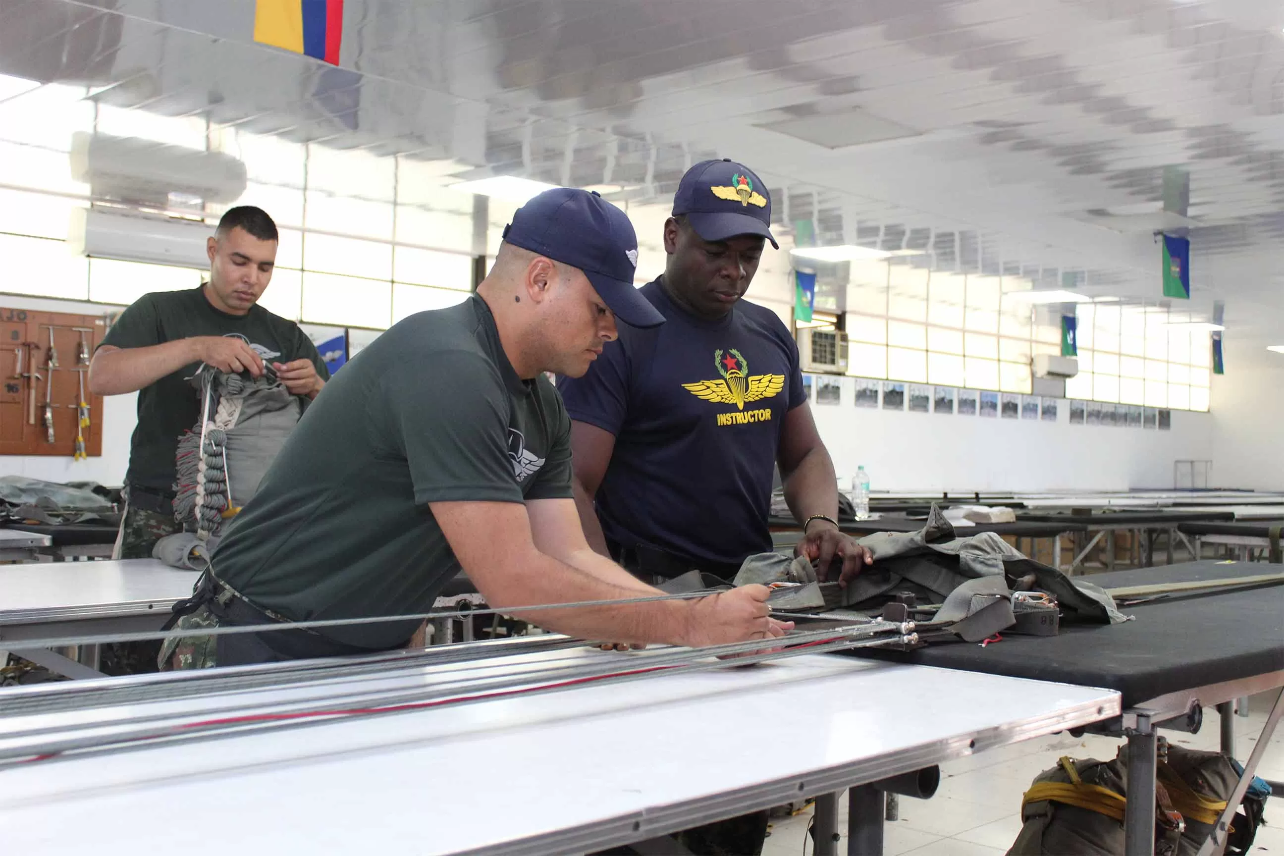 Curso de Empacador, clave para salvaguardar la vida del paracaidista