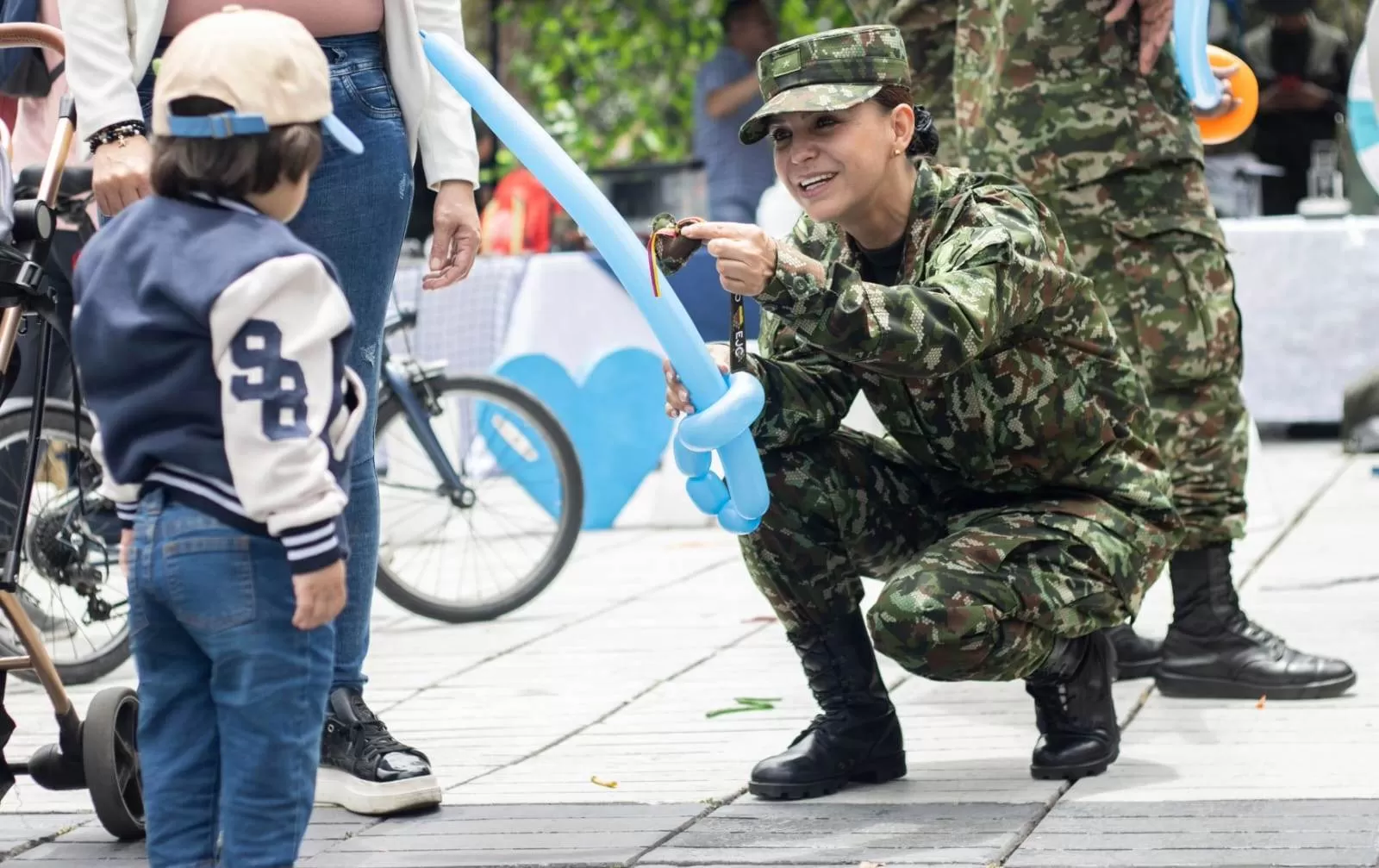Los niños son la fuerza más pura de la patria y su sonrisa el mayor triunfo de nuestros soldados