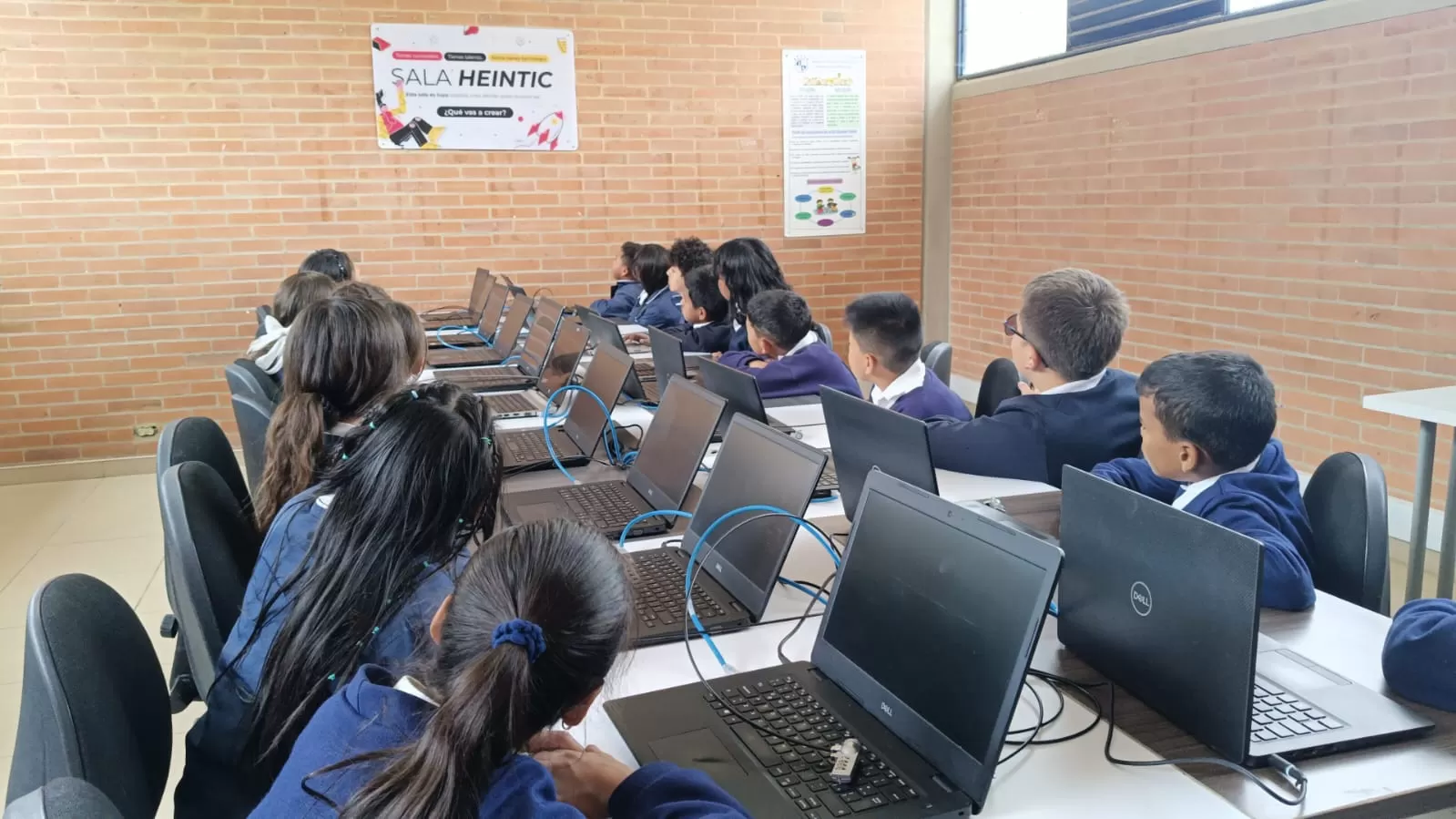 100 estudiantes de Soacha estrenan espacio tecnológico