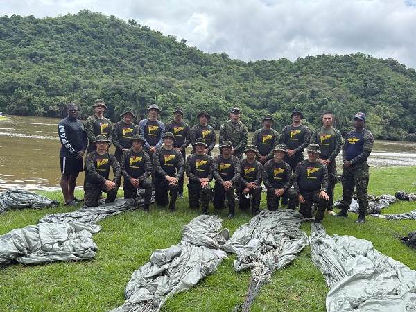 Con entrenamiento en tierra, aire y agua, se prepara el Curso de Explorador y Guía de Aeronave