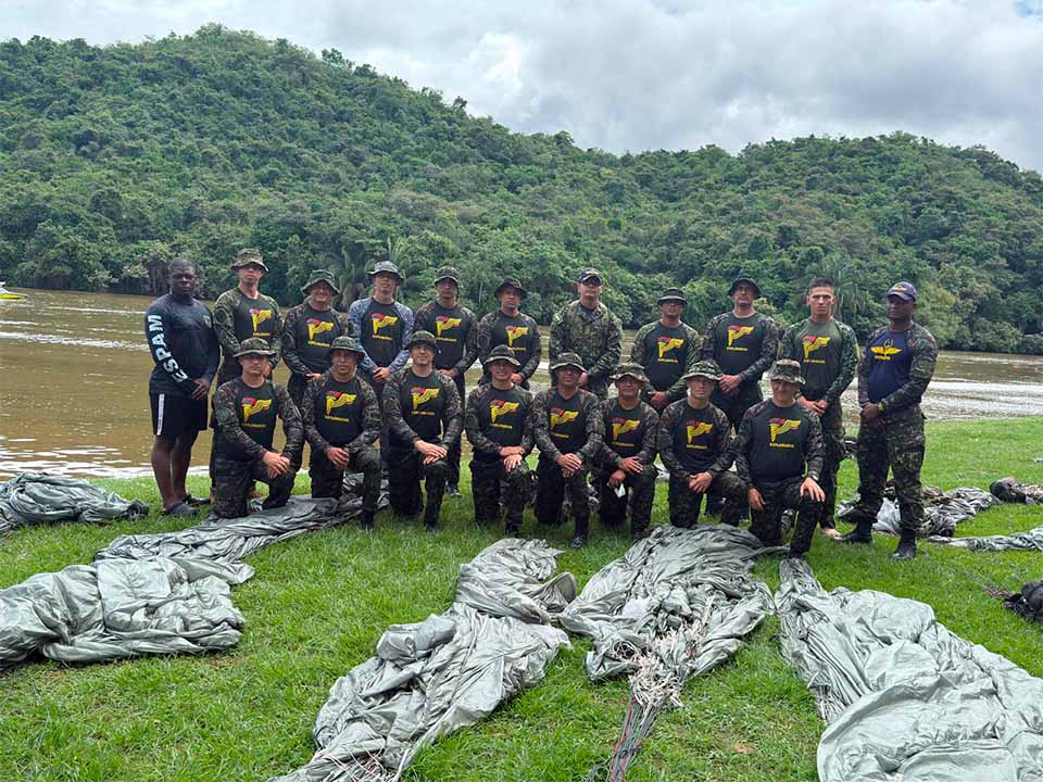 Con entrenamiento en tierra, aire y agua, se prepara el Curso de Explorador y Guía de Aeronave