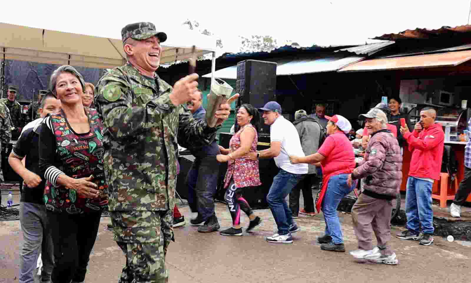 Navidad con la comunidad: Ejército Nacional lleva alegría a la plaza del Barrio Bolívar de Popayán