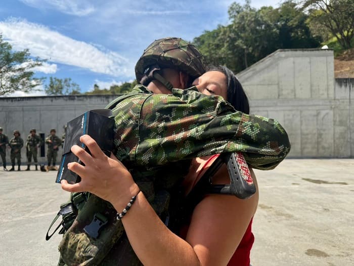 El abrazo que llegó hasta una base militar en Ituango