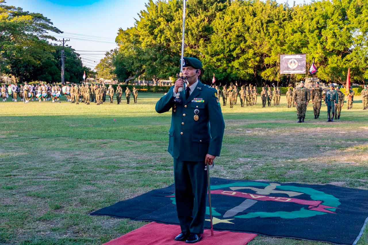 En la ESERT,  asumió el mando un teniente coronel del Arma de Infantería