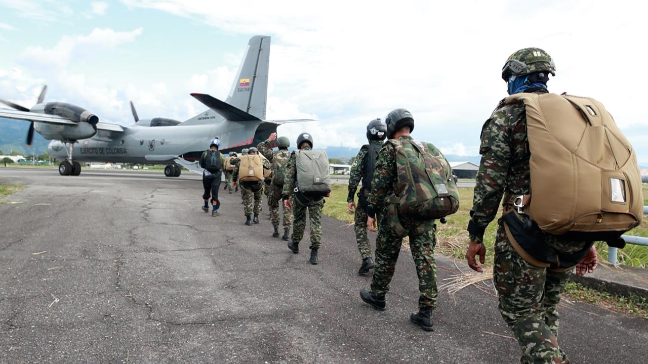 Reentrenamiento de altura para los Paracaidistas Militares