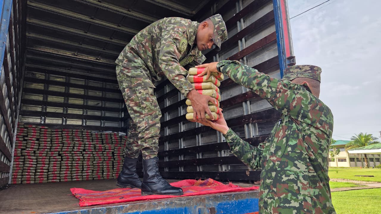 Operaciones militares contrarrestan el tráfico de estupefacientes y la minería ilegal en Putumayo y la frontera con Ecuador