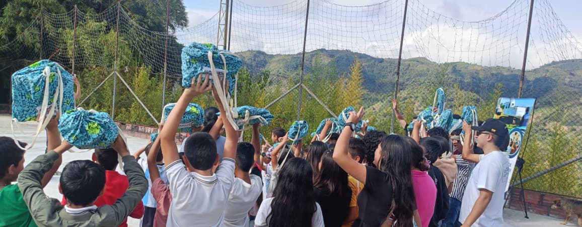 60 niños y niñas de Samaná, Caldas, recibieron kits escolares