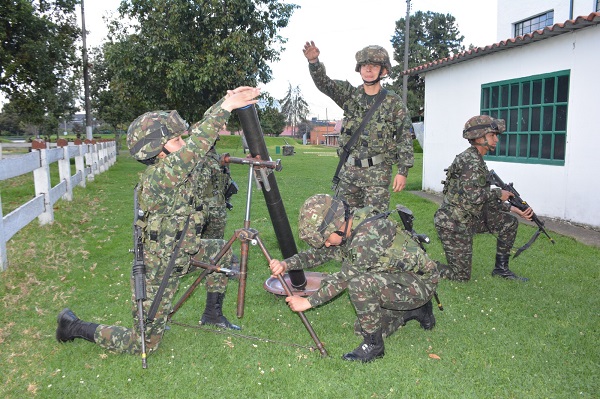 Incorpórese al curso de las armas, y fórmese como oficial del Ejército Nacional