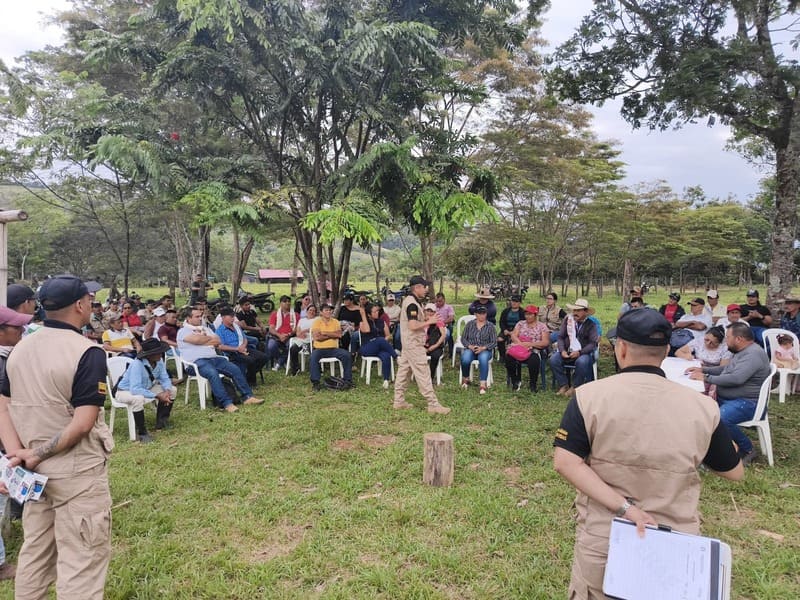 Jornada de sensibilización sobre riesgo de artefactos explosivos beneficia a comunidades rurales de Uribe, Meta