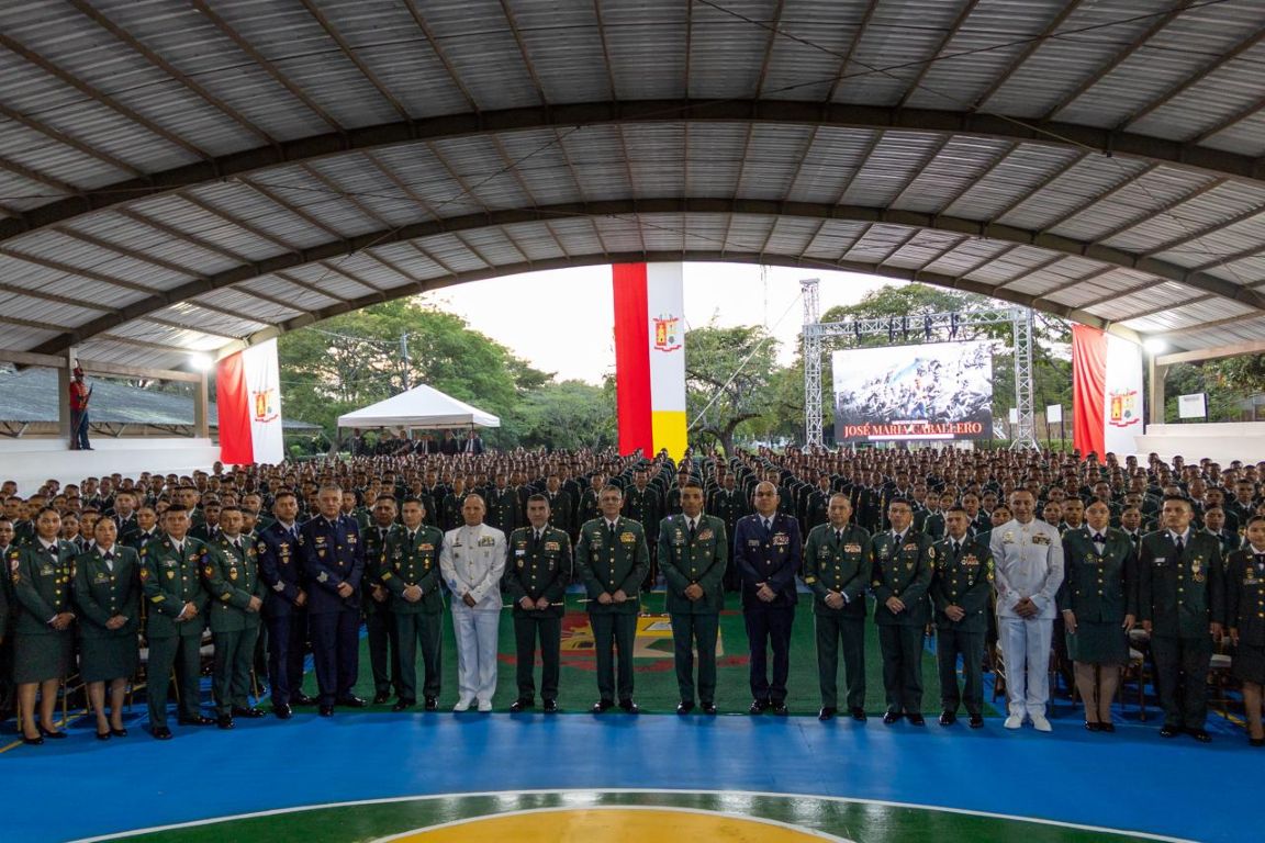 El Ejército Nacional recibió 604 futuros suboficiales para reforzar la seguridad y el control territorial en Colombia