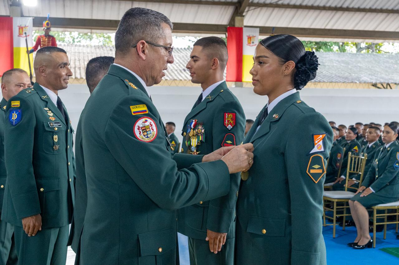 El Ejército Nacional recibió 604 futuros suboficiales para reforzar la seguridad y el control territorial en Colombia