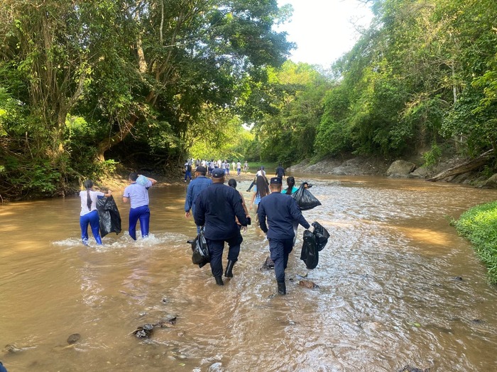 Jornada de limpieza hídrica en la quebrada Arroyo Hondo: un compromiso con el agua y la comunidad del Cesar