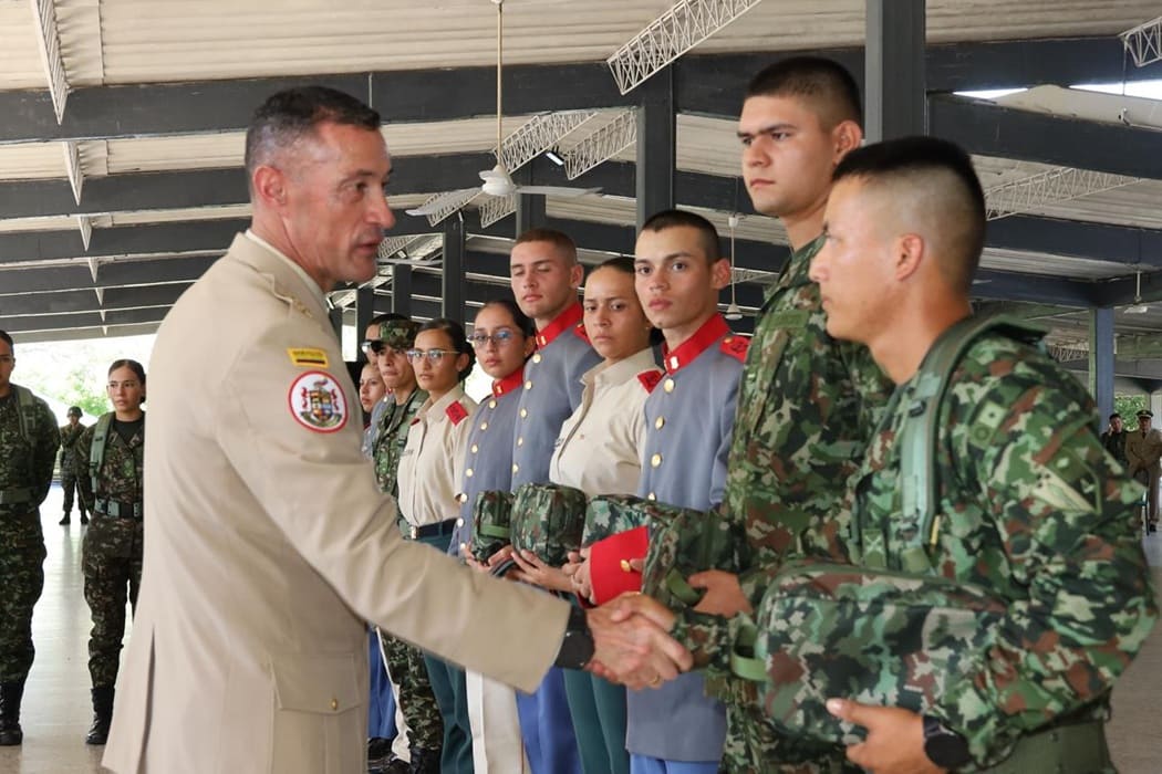 Nearly 2,000 students receive support from the Commander of the National Army
