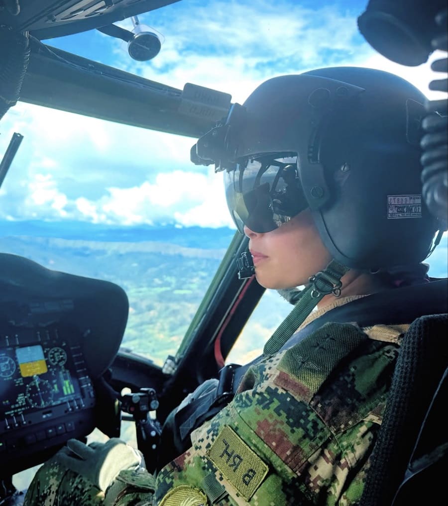 Primera mujer piloto en volar helicóptero destinado a las operaciones militares será capitán del Ejército Nacional