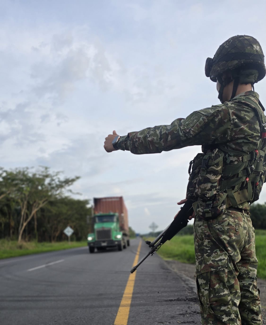 Los soldados se encuentran desplegados en corredores estratégicos para trabajar por la seguridad durante el puente festivo.