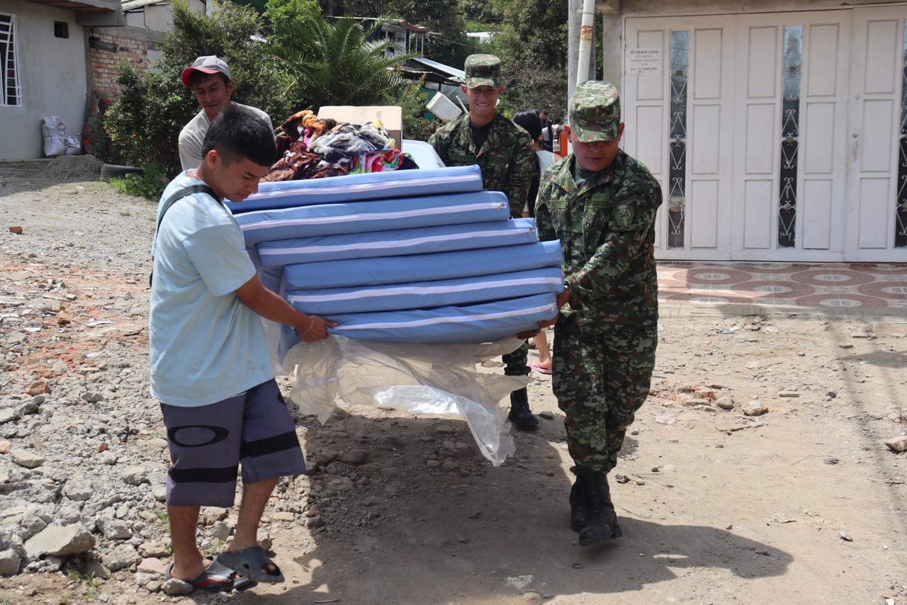 El Ejército Nacional sigue de lado de las familias damnificadas por incendio en Popayán