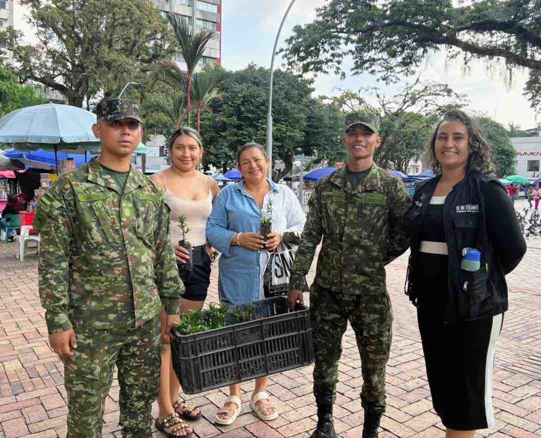 En el Día Internacional de la Mujer, el Ejército Nacional rindió homenaje a mujeres trabajadoras informales en Villavicencio