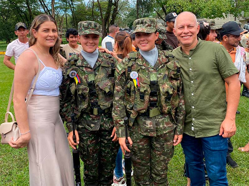Dos hermanas, una misión: gemelas que honran a Colombia desde el servicio militar