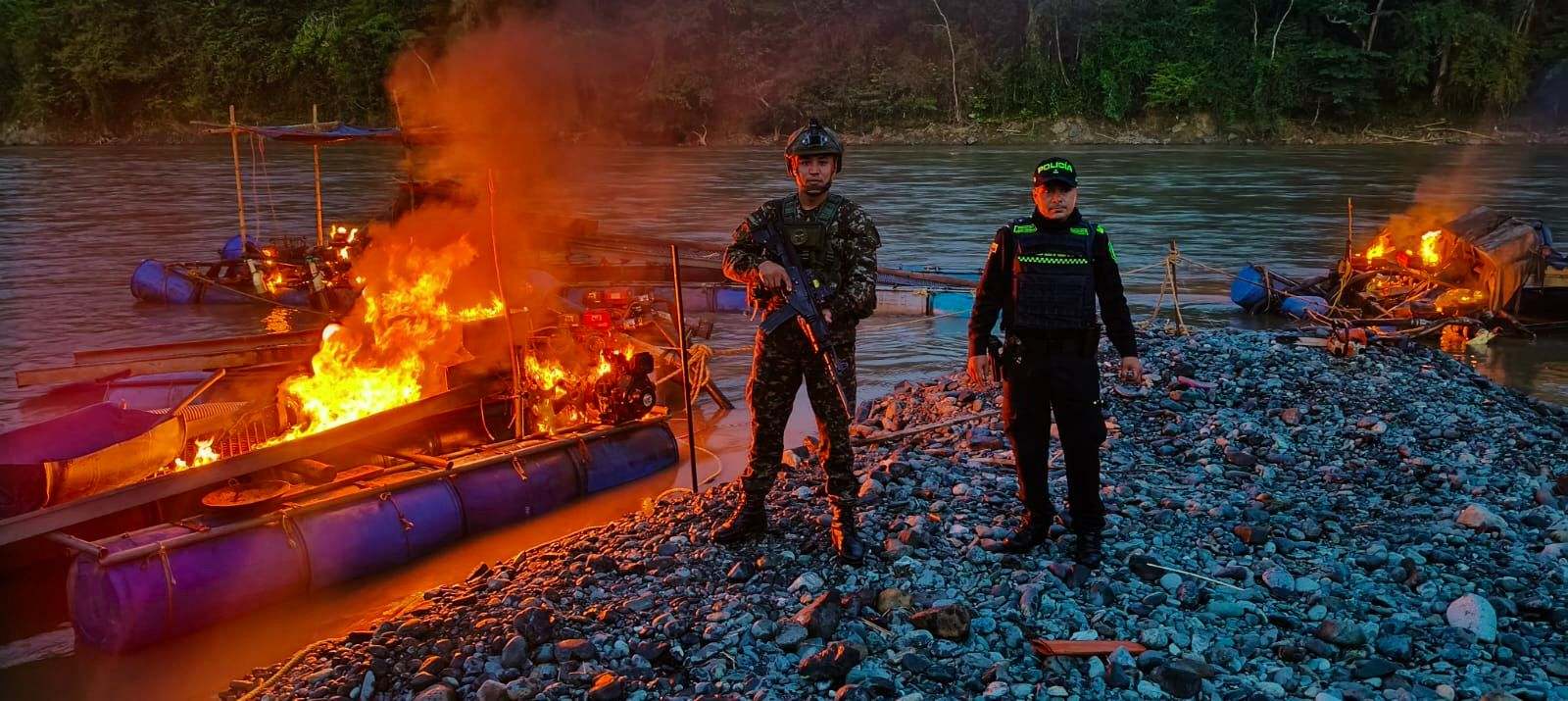 Operación militar contra la minería ilegal deja cinco dragas destruidas en Antioquia