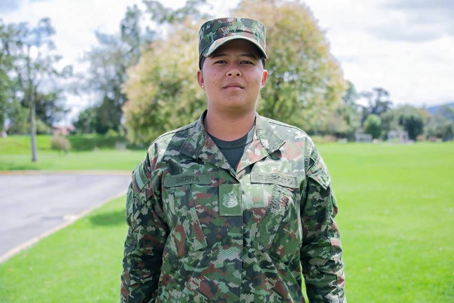 Bajo el camuflado, un corazón de madre: la historia de la SL18 Sierra Pinto