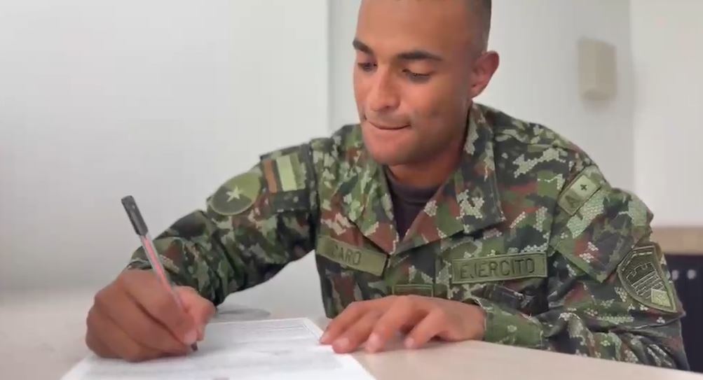 Del frío del Sumapaz a la Aviación del Ejército: el soldado que aprendió inglés entre frailejones