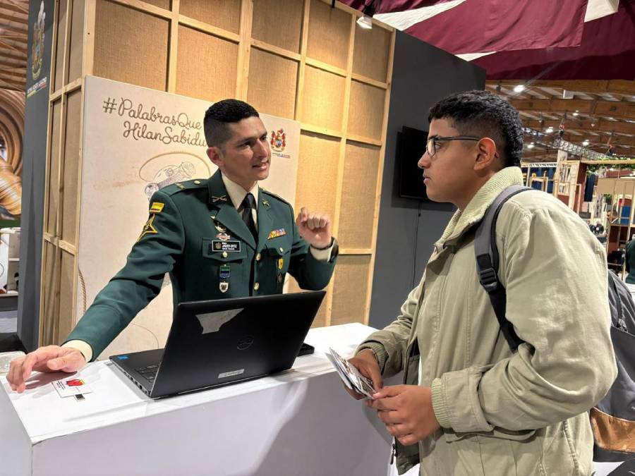 El Comando de Reclutamiento hace presencia en la FILBo 2026 orientando a los jóvenes sobre incorporación y situación militar