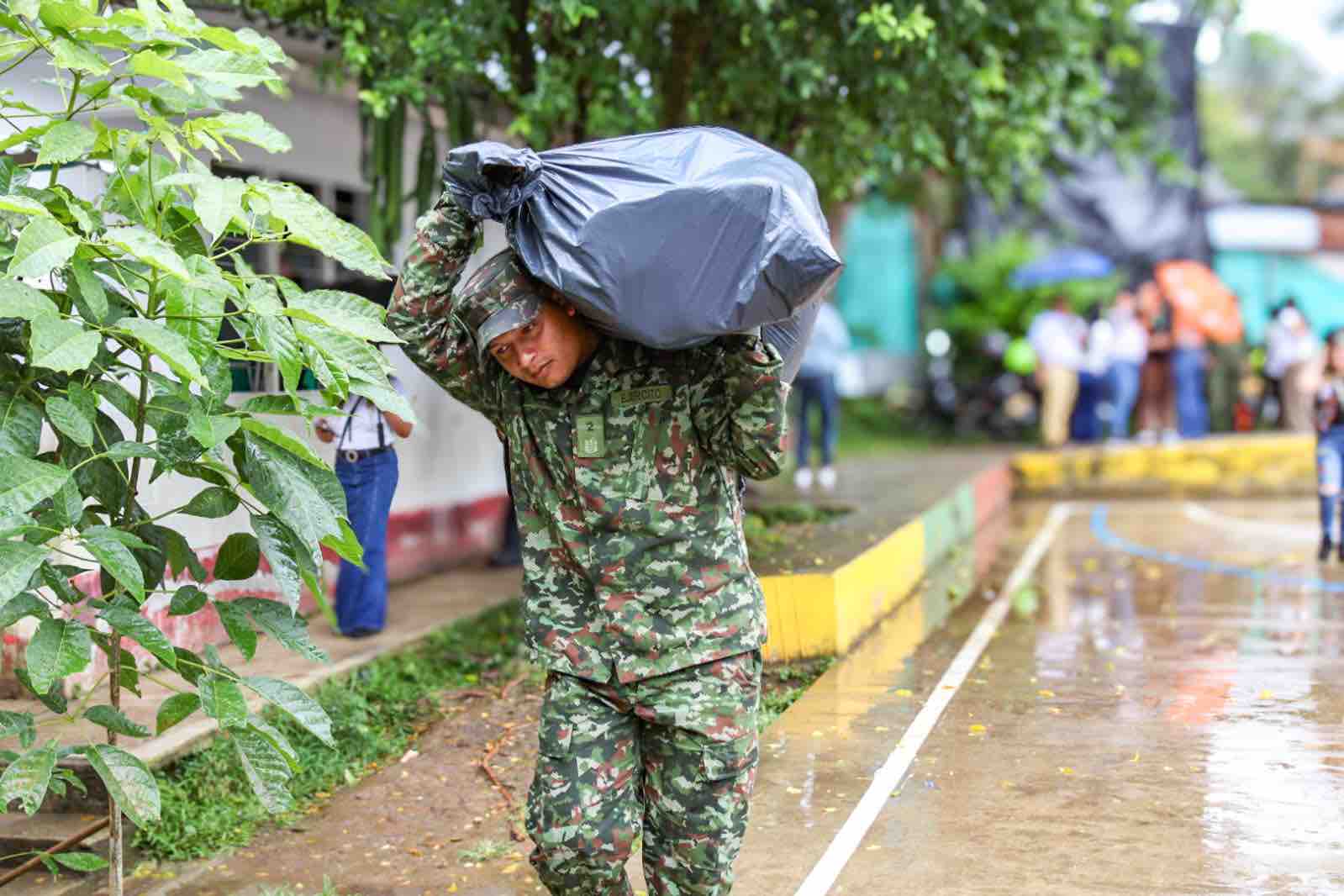 Ejército Nacional y Alcaldía de ibagué unen esfuerzos para atender a familias damnificadas por incendio en el barrio Álamos