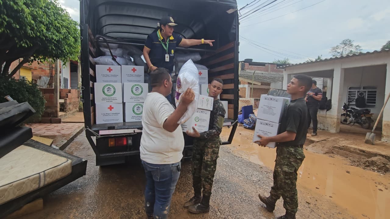 El Ejército Nacional brinda apoyo a la comunidad de Los Patios, Norte de Santander, afectada por el invierno