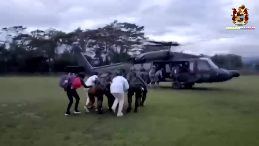 Ejército Nacional brinda ayuda humanitaria a campesino que cayó en una área minada.