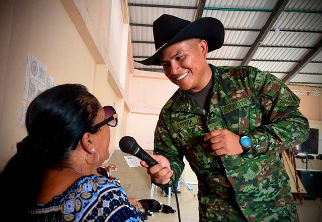 En Villavicencio, Meta, el Ejército Nacional lleva bienestar, cuidado y esperanza a los adultos mayores