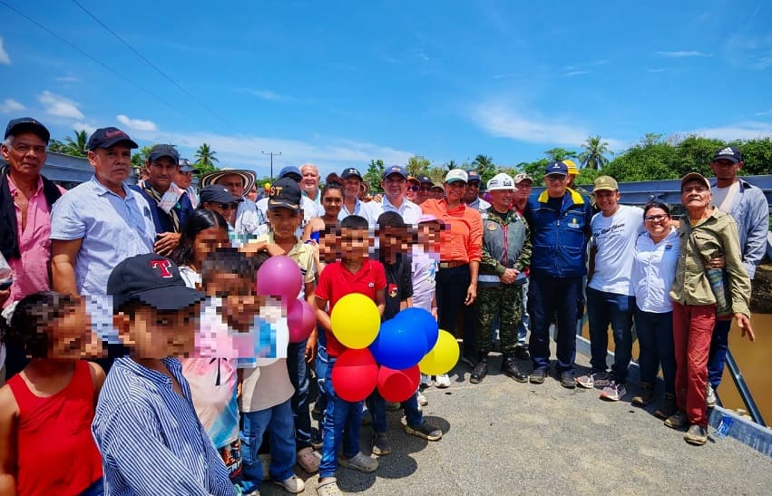 Ejército Nacional fortalece la conectividad en La Mojana sucreña con la instalación de puente militar