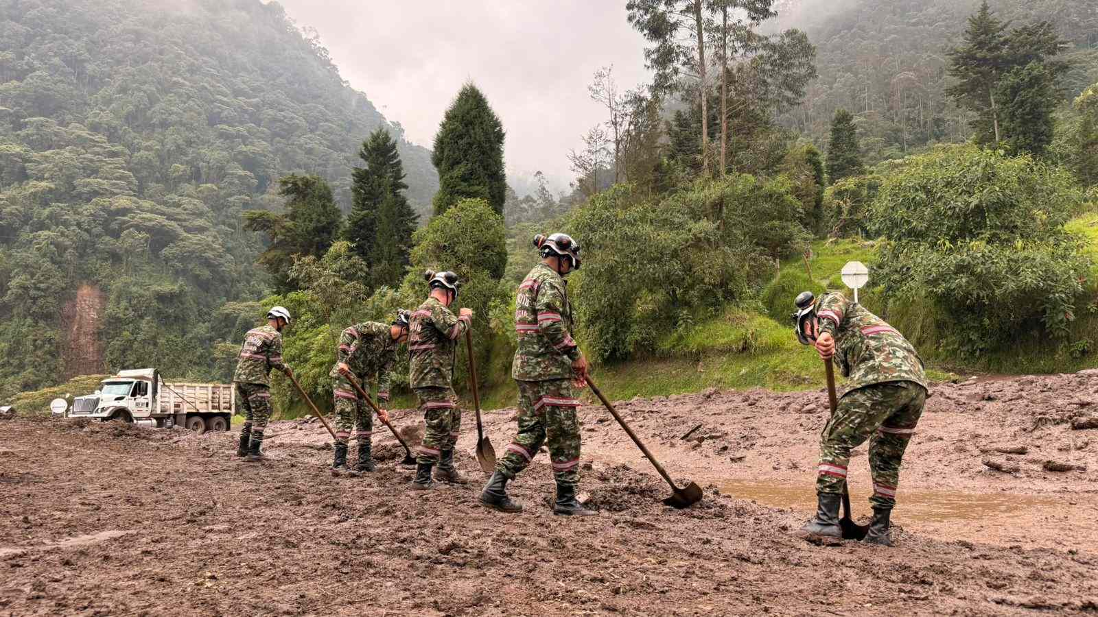 Soldados rescatistas apoyan emergencia invernal en la vereda Santa Bárbara, sector Curubital, Cundinamarca