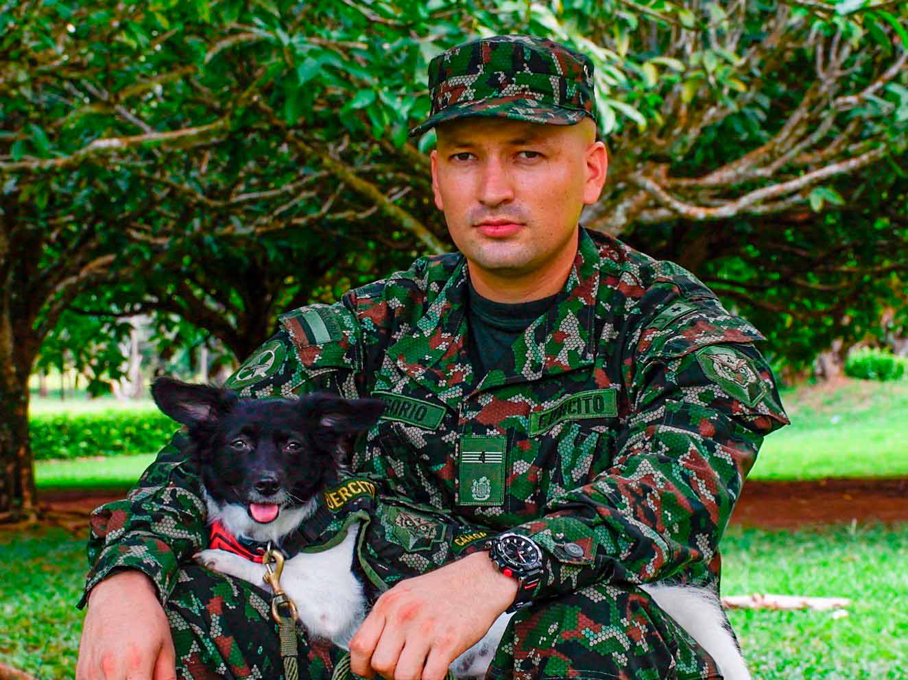 Entre huellas y honor: la historia de un soldado y su fiel compañera en cada rincón del territorio