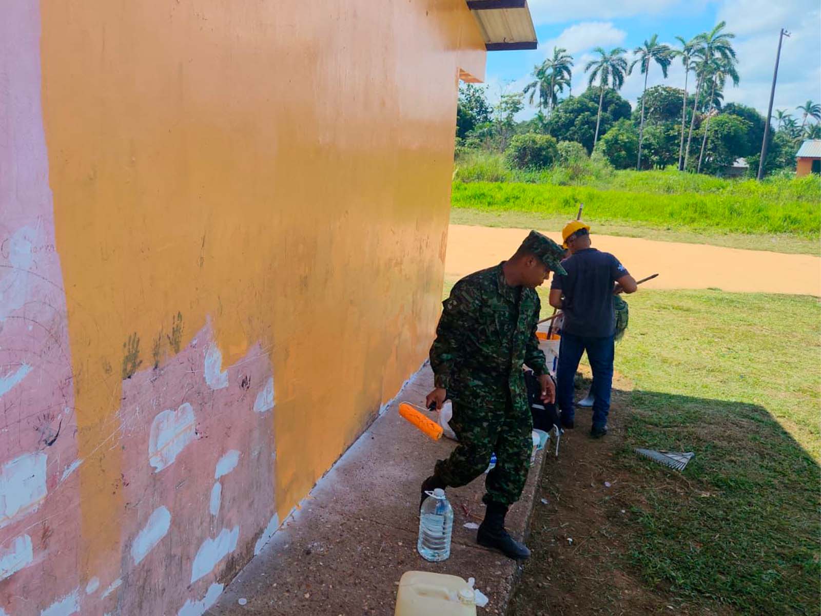 Soldados del Ejército Nacional aportan al bienestar educativo en resguardo indígena Palmeras I del Guaviare