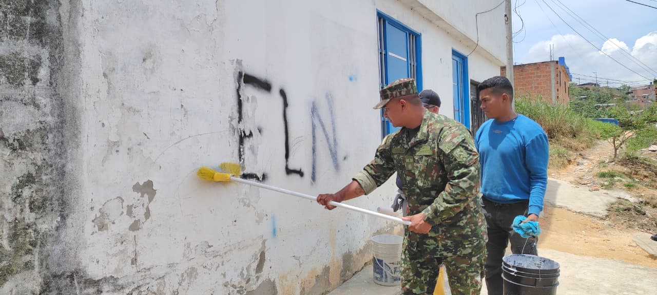 Comunidad de Ocaña y soldados del Ejército Nacional embellecen espacios afectados por grupos armados