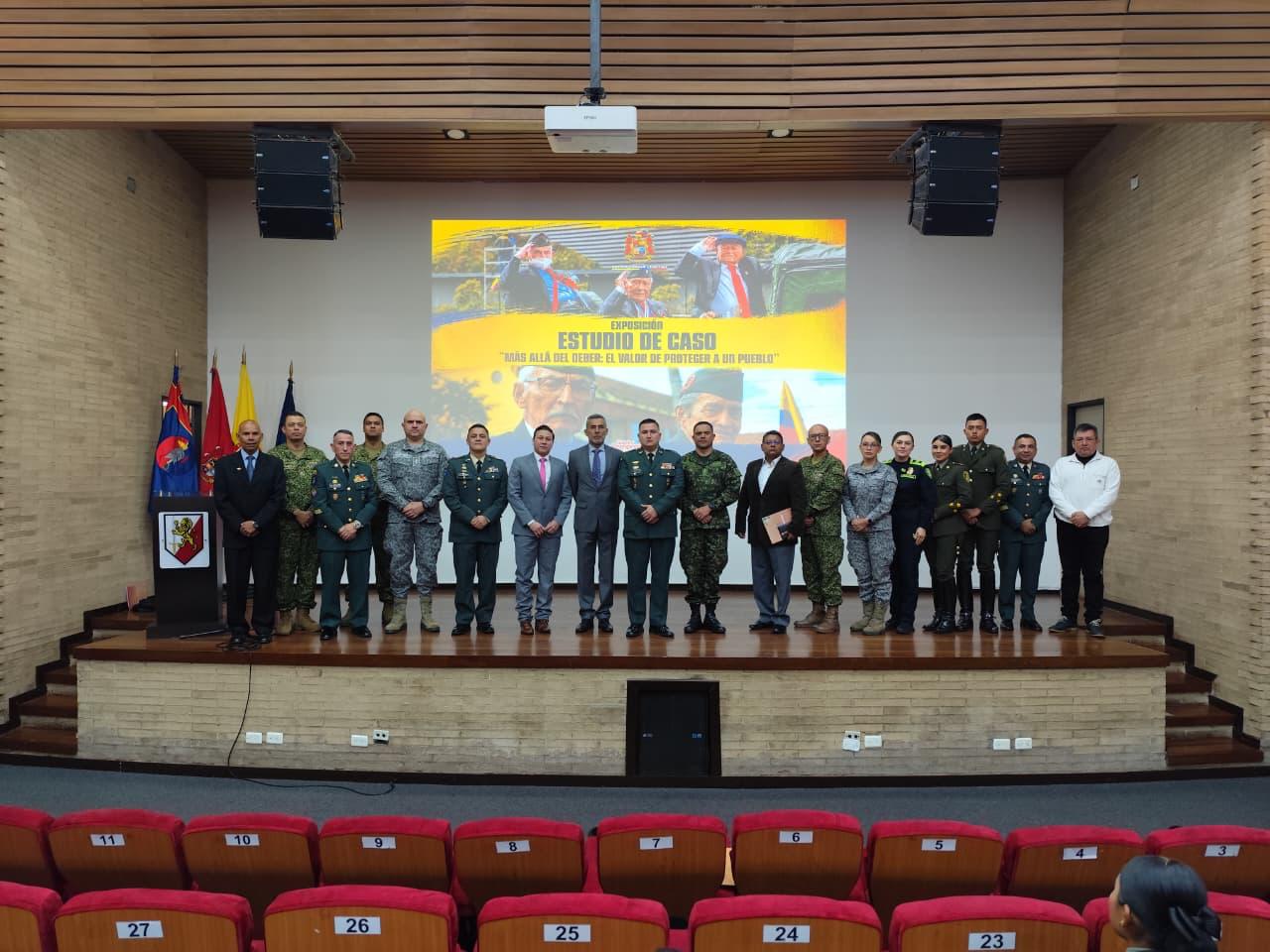 El Centro de Liderazgo del Ejército realizó la exposición del estudio de caso «Más allá del deber: el valor de proteger a un pueblo»
