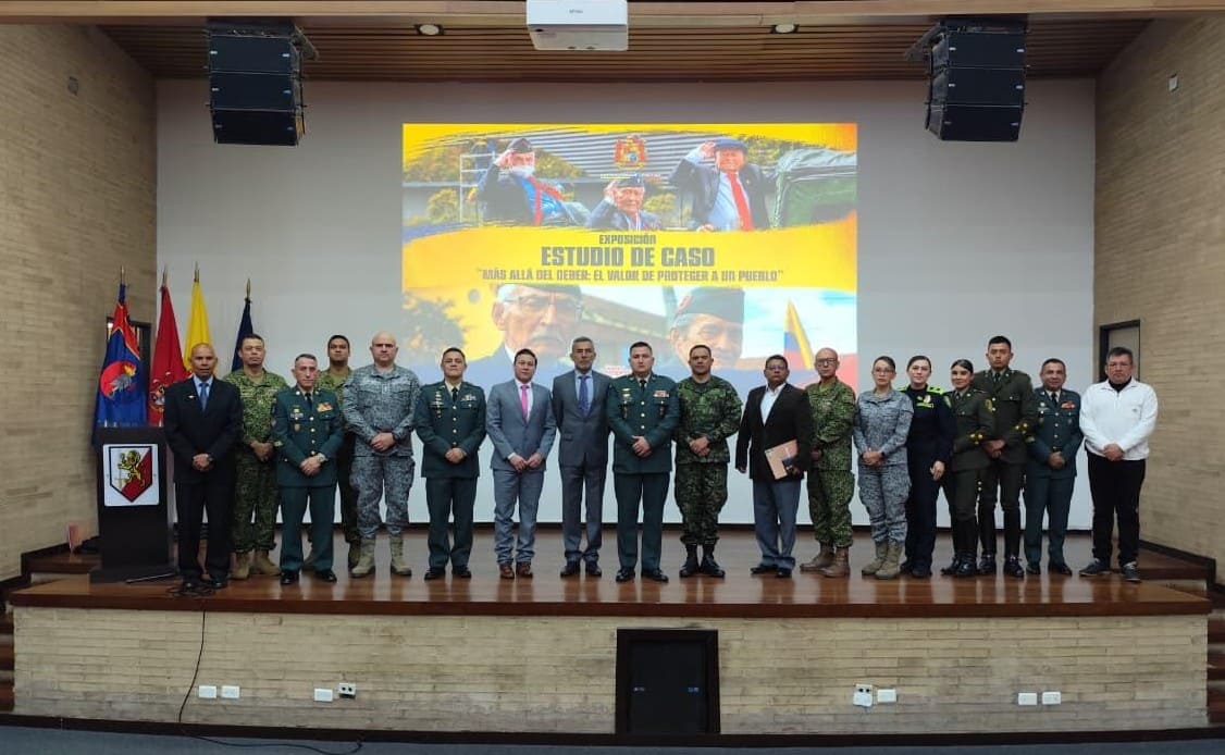 El Centro de Liderazgo del Ejército realizó la exposición del estudio de caso «Más allá del deber: el valor de proteger a un pueblo»