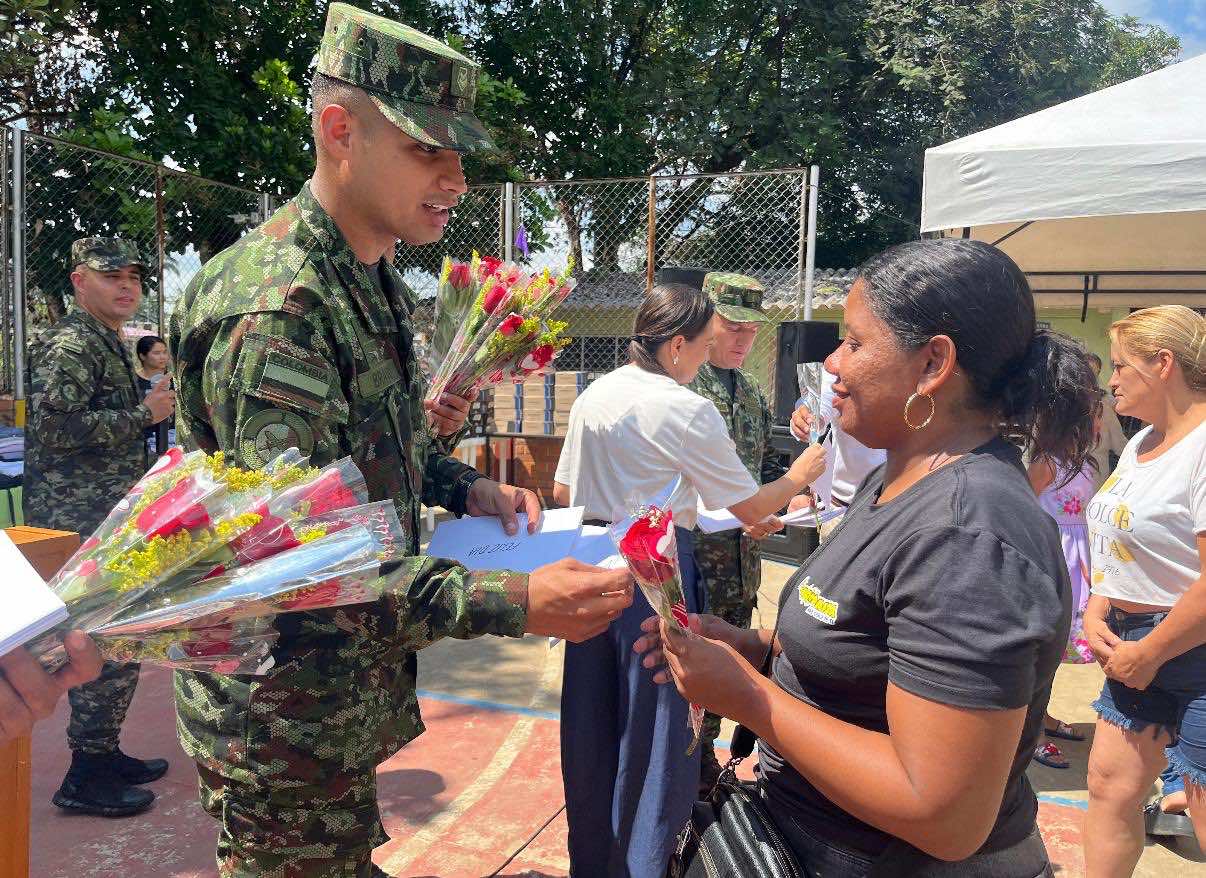 Madres que lo perdieron todo reciben esperanza: Ejército y Fundación Arturo Calle llevan ayudas a familias afectadas por incendios en Ibagué